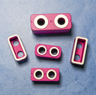 Керамическая пластина из оксида алюминия с термостойкостью 250°C, высокой объемной плотностью ≥3.65 и твердостью 9 по шкале Мооса