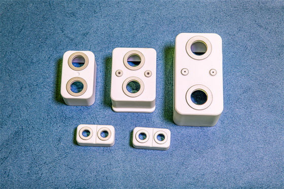 Напряжение отключения 20 КВ на миллиметр Алюминиевое керамическое кольцо с 0% водопоглощением Подходит для промышленного использования